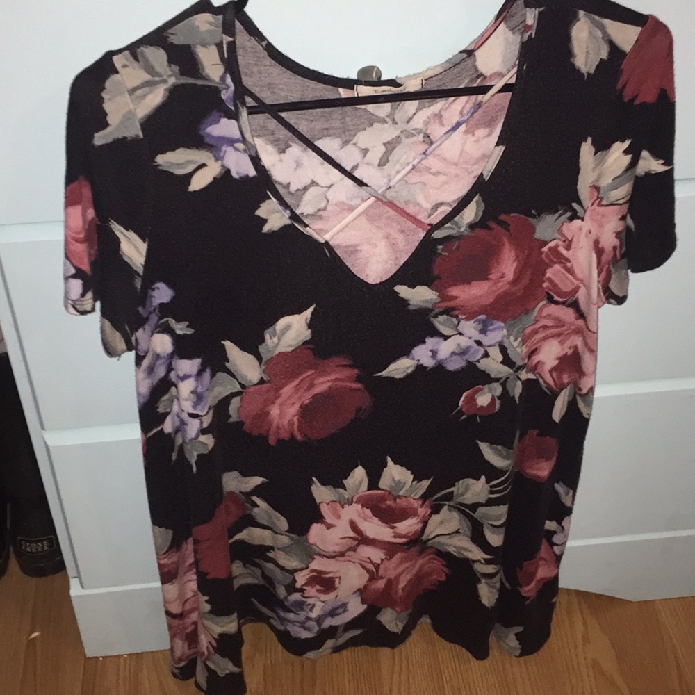 A women’s L tee